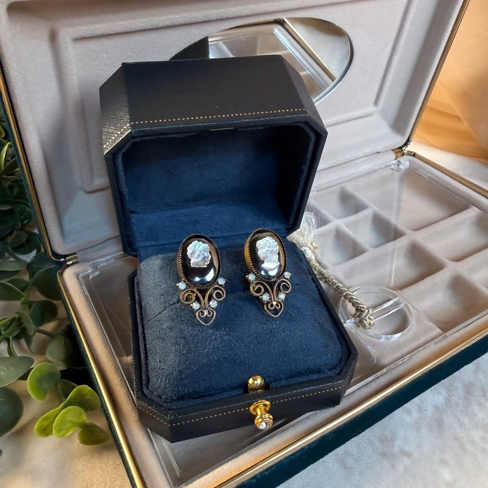 Cameo‎ Clip-on Earrings